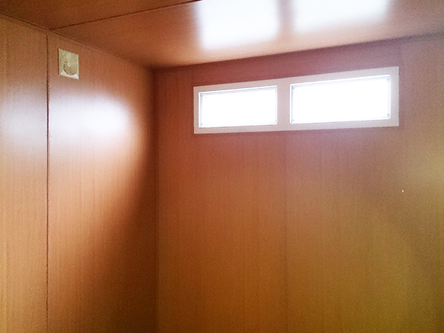 収納スペース 大きめの採光窓付きのお部屋